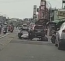 &nbsp;男子本來疑似跟其他摩托車相撞倒地。（圖／翻攝Threads，經原po授權）