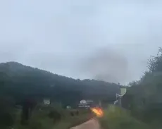 飛機在空中突然失控後垂直墜地，瞬間爆炸成火球。（圖／翻攝自網路）
