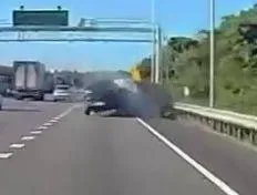 車禍瞬間。(圖/台南道路救援張家班群友提供)