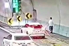 陳男失控下車畫面。(圖/警方提供)