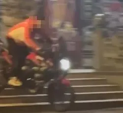 日前有民眾於桃園大古山土地公廟,騎乘重機車於廟前上下階梯,並將影片分享到網路上。(圖/翻攝自臉書粉專「爆料公社」)