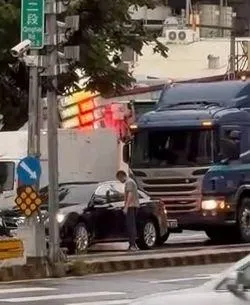 該名男子把車停在路中間昏睡，後方大車駕駛敲窗叫不醒，連忙報案。（圖／翻攝azxnoemy的Threads，經授權使用）