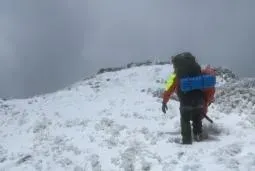 稍早傳出受困奇萊東稜山友16人已全數平安下山。（圖／翻攝畫面）
