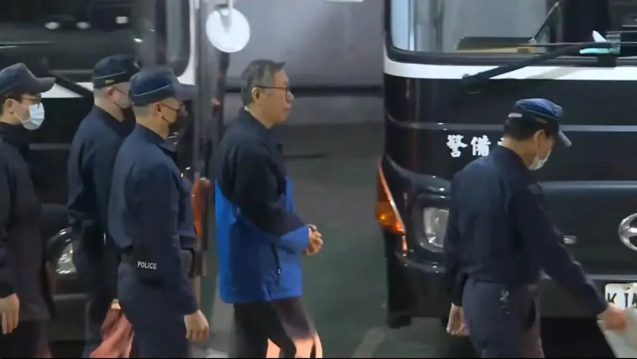 影/柯文哲庭訊深夜11點結束上囚車離開　陳佩琪扶柯媽走出法院