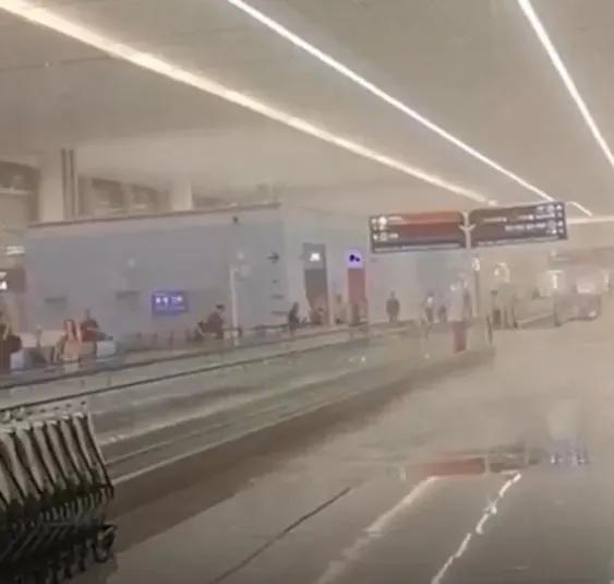 影/才啟用3個月…西安機場新航站漏雨成「水濂洞」　乘客傻眼