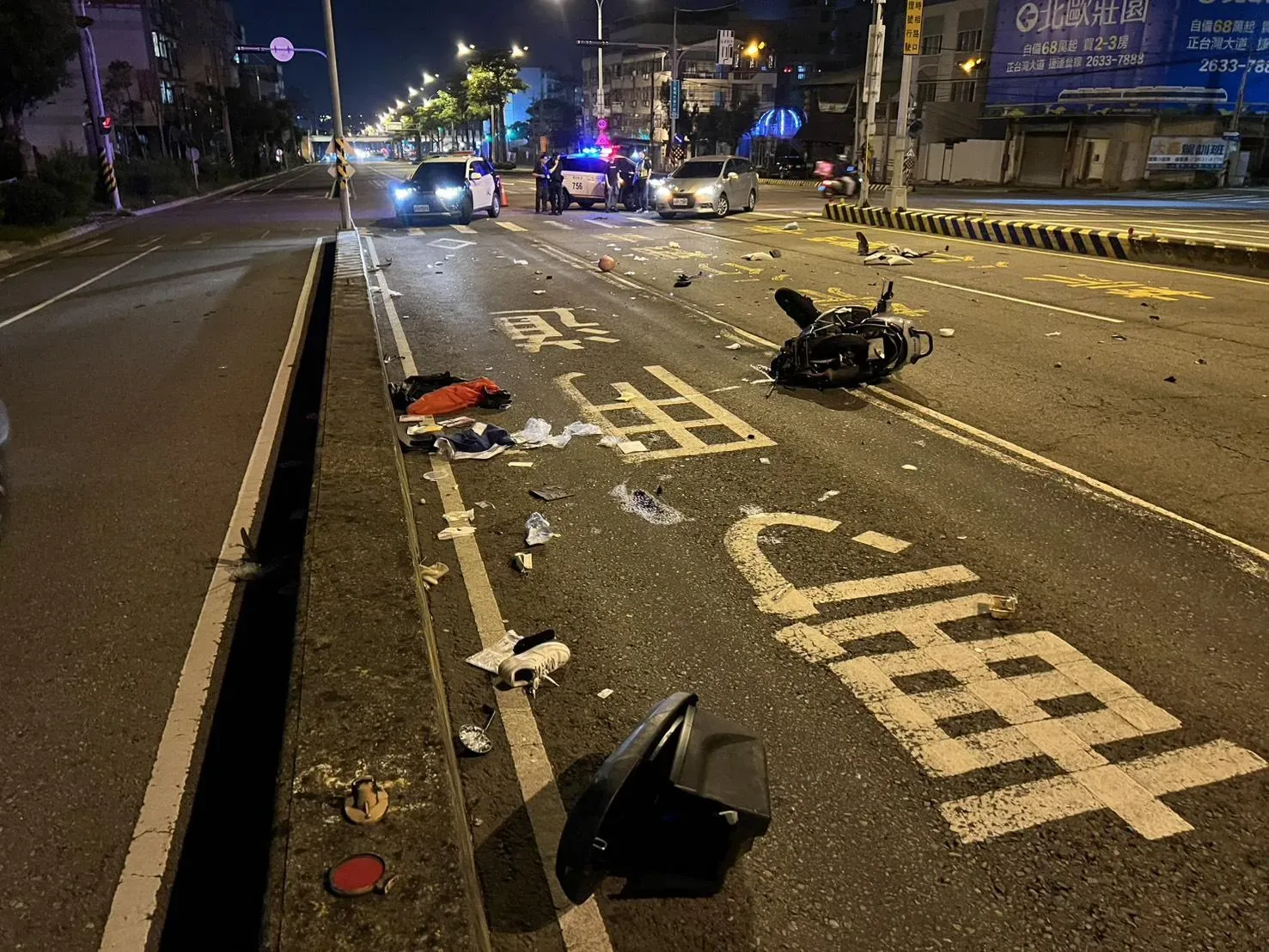 台灣大道深夜嚴重車禍！汽機車相撞　女騎士噴飛命危