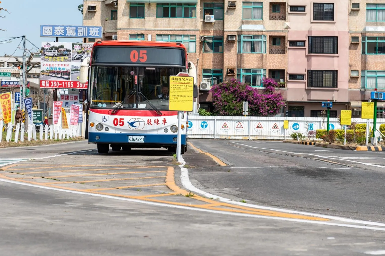 公路局擬開放僑生開大客車！月薪5萬起需通過「華語測驗」