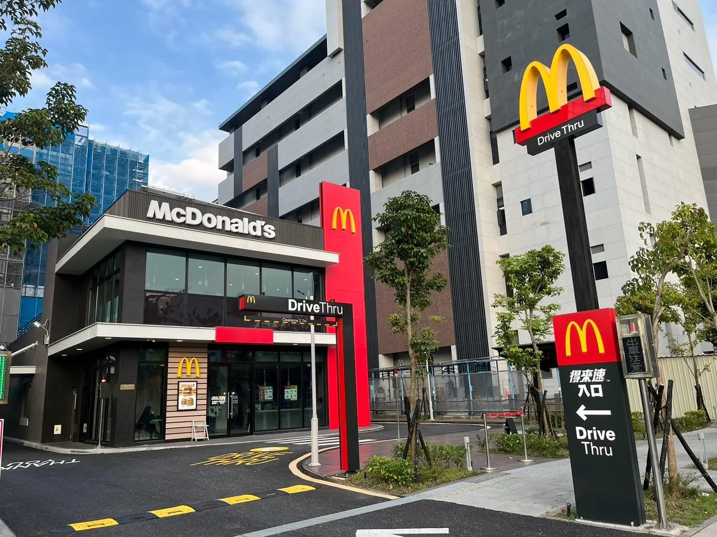 麥當勞外送飲料「杯蓋不見了」變紙封膜　網轟：整外送員