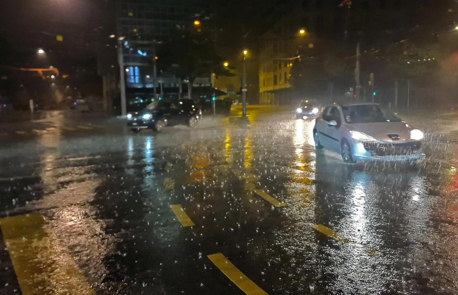 颱風前兆?4縣市深夜豪雨特報 雨彈一路炸到明晨