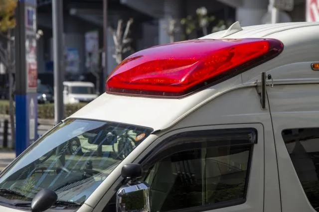 陸驚傳校車死亡意外！上學途中撞「停路邊大貨車」　釀2死14傷