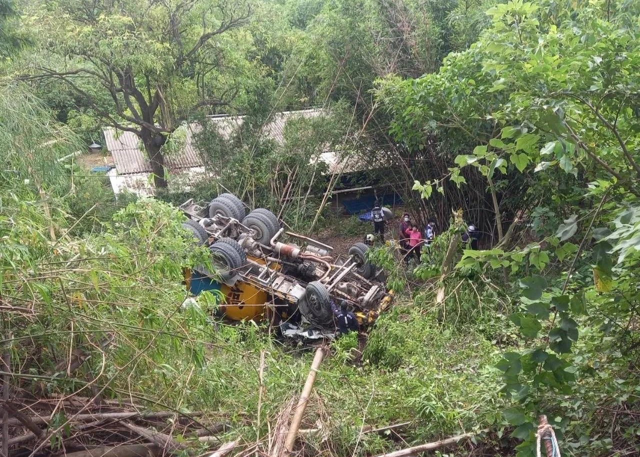 悚！高雄預拌混凝土車滾落山坡　駕駛傷重不治