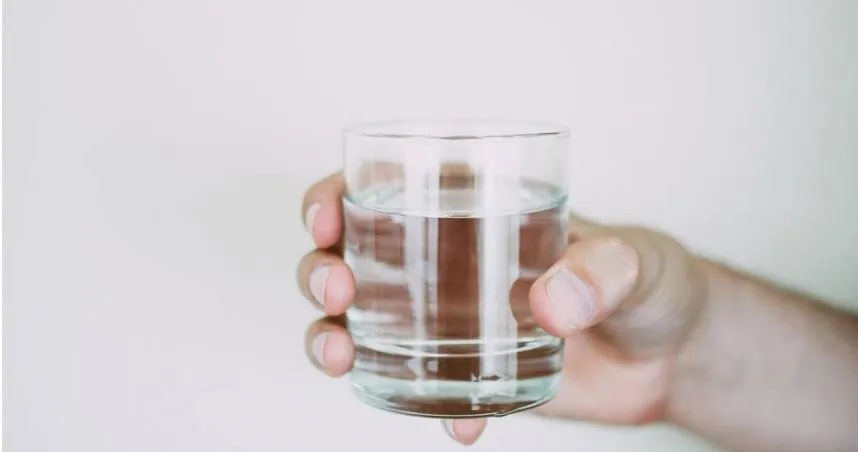 喝水真的會胖嗎？專家揭2大真相：問題不在水而在糖