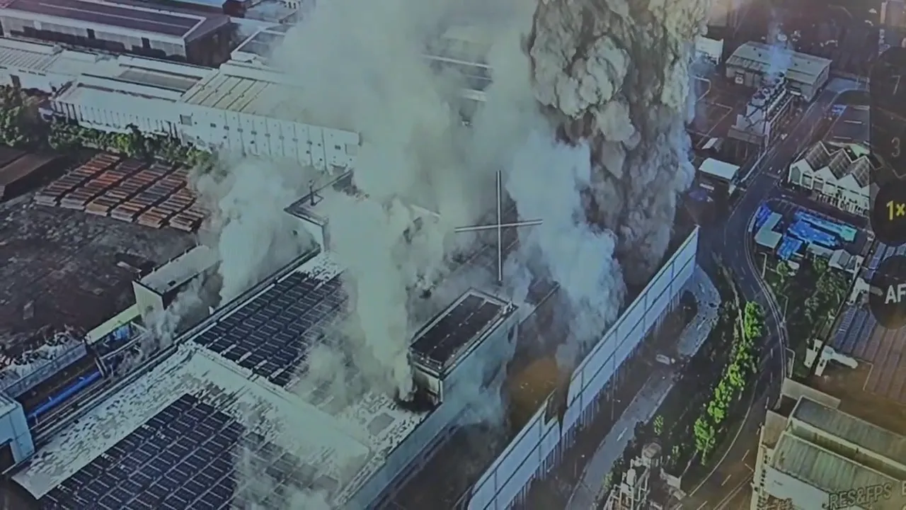 影/高雄「特斯拉電池製造商」工廠大火！　空汙影響範圍6公里