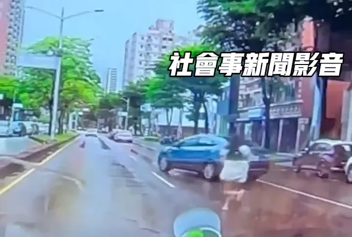 影/高雄三寶女下車未打P檔　竟「無人自駕」左轉200米