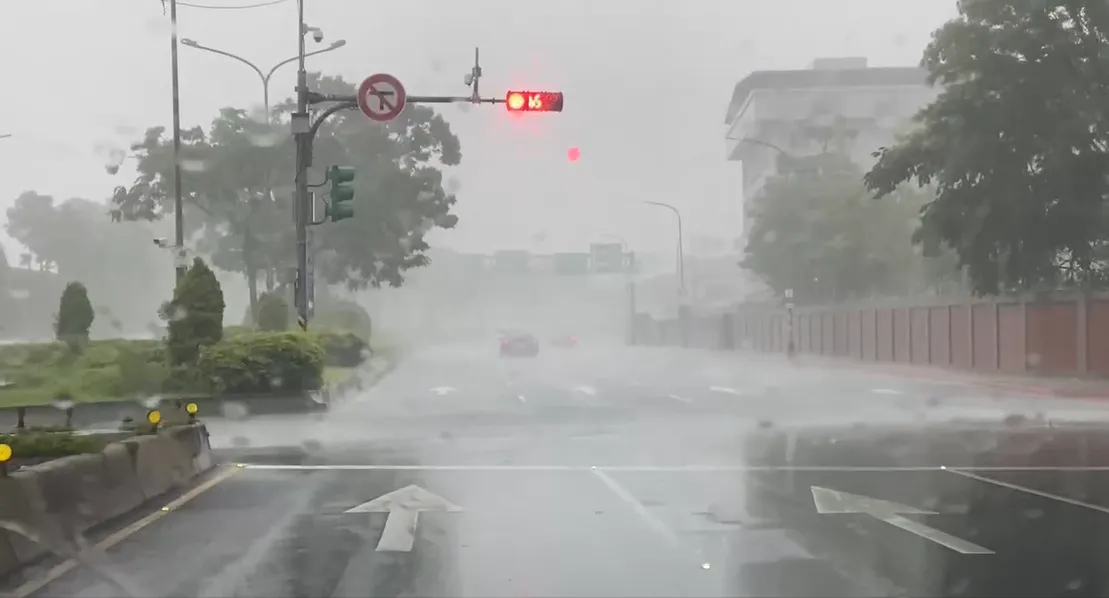 國家級警報響！大雷雨轟炸雙北　士林山區防暴雨
