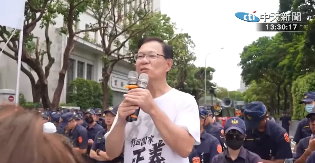第一個爬過拒馬的白委　張啓楷還原現場批：綠背離民意太遠