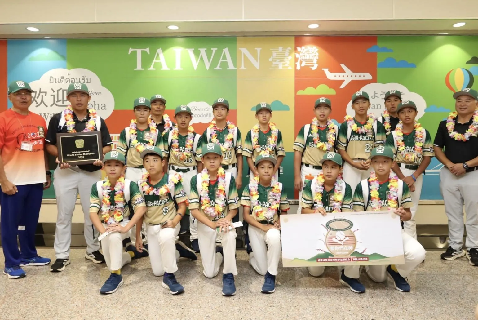 影/東園少棒凱旋歸國！教練駱政宇：「帥一下」爆紅　機場重現金句