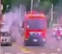 影/高雄假日驚見「車輛街頭狂燃」！危急畫面直擊