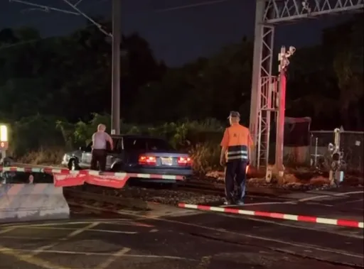 白髮翁闖平交道！還轉彎直上軌道　警到場前人就跑了