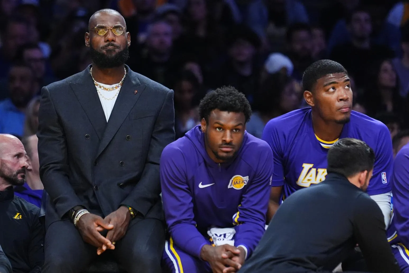 NBA/詹皇不在、湖人落敗　勇士嘴綠笑：他的屁股黏在椅子上了
