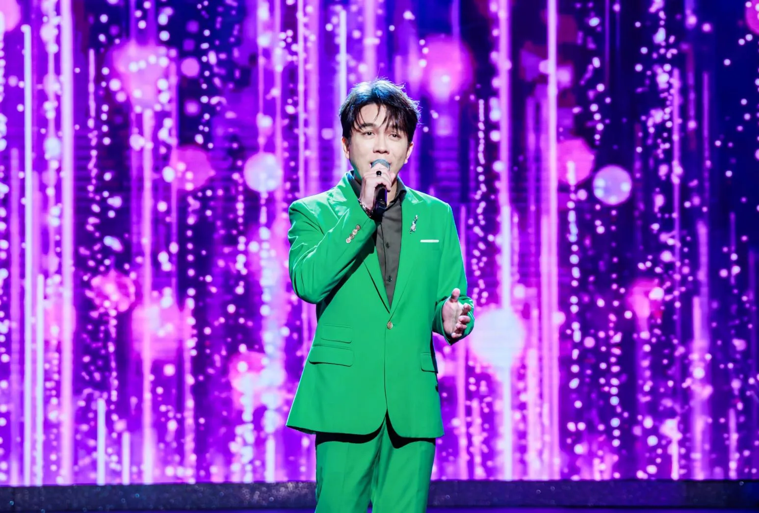 許志豪穿全身綠當「青蛙王子」 同台李子森唱跳被虧:像高凌風