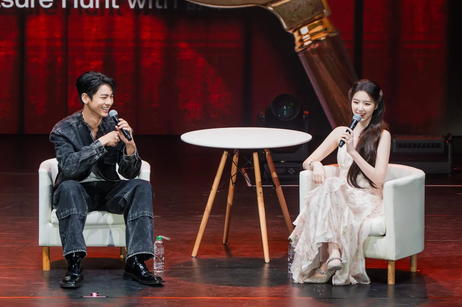 首辦見面會展演技!舒華重現《背著善宰跑》名場面 頭靠林柏宏肩上超羞