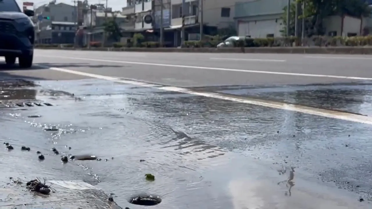 影/3年了！高雄鳥松管線破冒湧泉害滑倒　民怨：打1999沒用