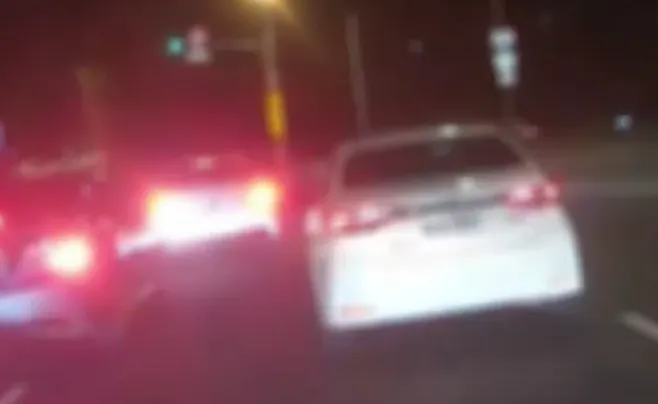 影/內湖駕駛按喇叭提醒前車未打燈！　竟被對方當街亮刀威脅