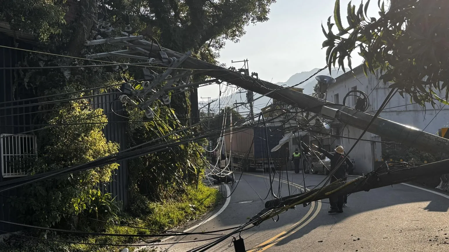 影/新北三峽停電!大車「勾到電線」釀電桿傾倒釀災 1人送醫