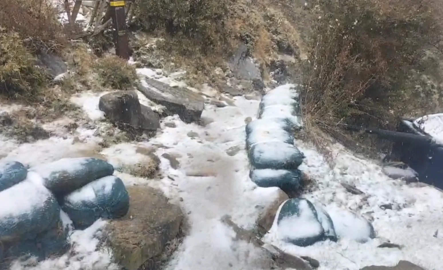 影/晶瑩雪撒嘉明湖國家步道　林保署籲備冰爪、冰斧、頭盔