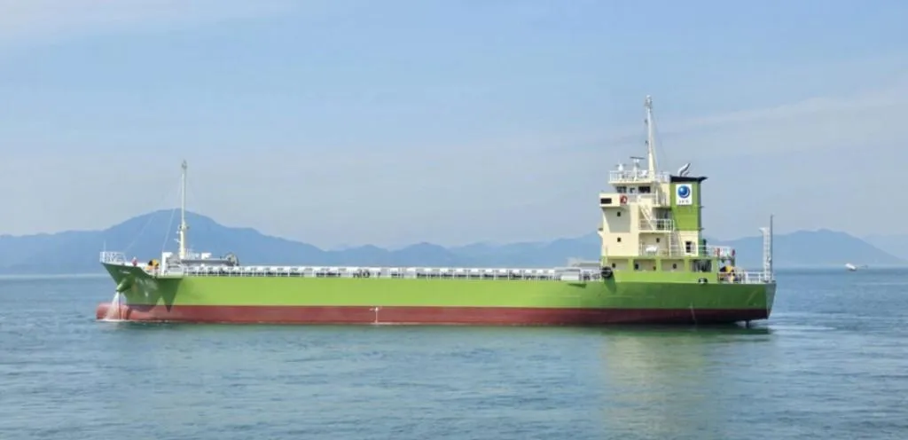 日本499噸貨物船撞上！13人海釣船「斷兩截」　多人落海2命危