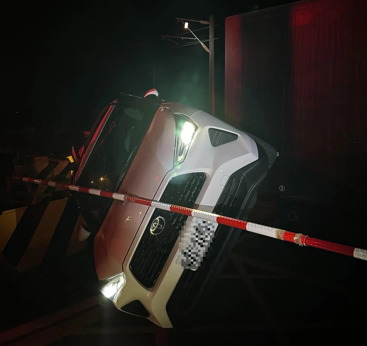 早退又闖平交道釀列車事故！新埔站值班站長「2大過免職」