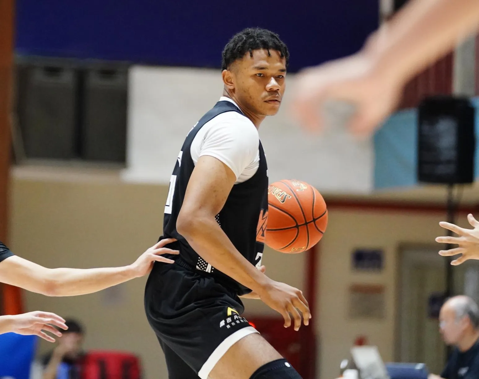 「東泰字母哥」涉助詐團洗錢百萬只賺6千！老爸庭外撞飛記者手機