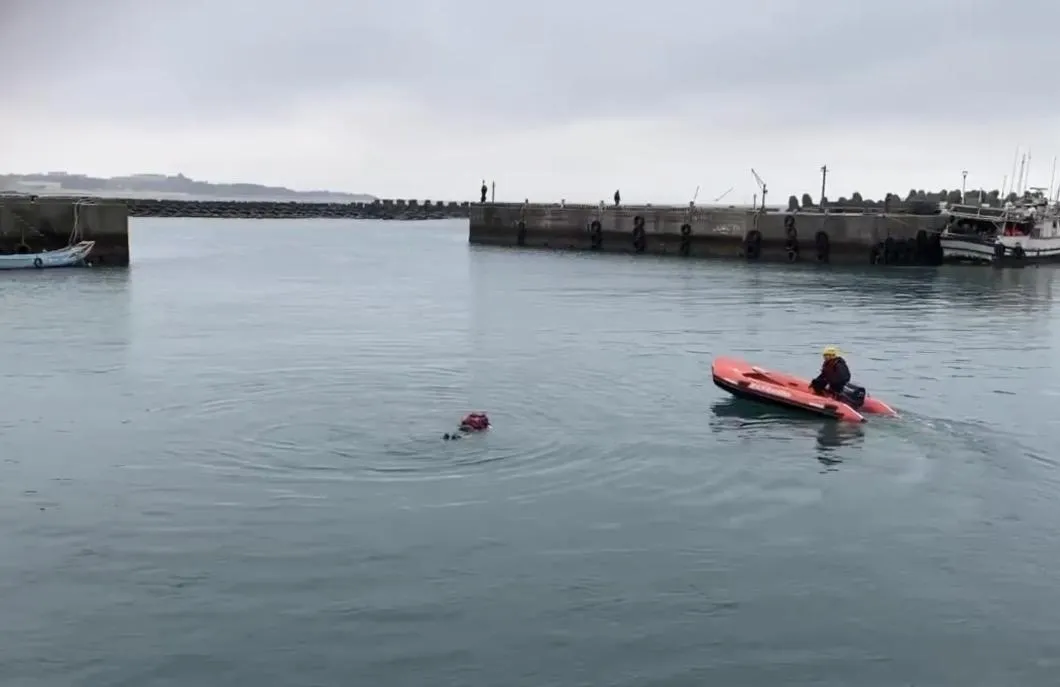影/緊急！新北三芝人車落海　警消緊急搜救中