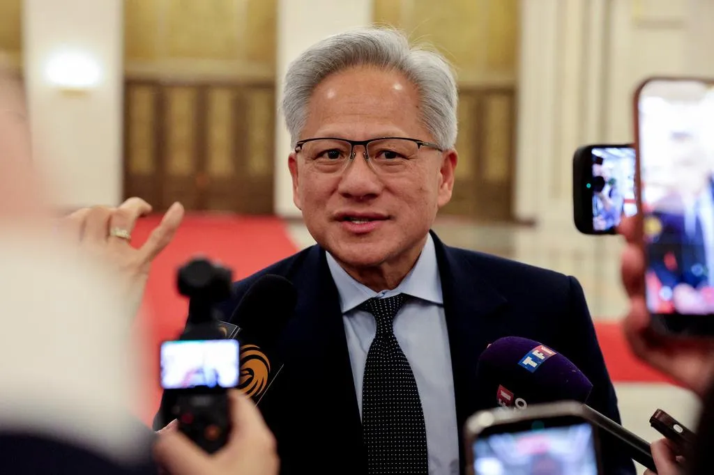影/就是愛小吃！黃仁勳現身北京胡同　站路邊大啖「炸醬麵」