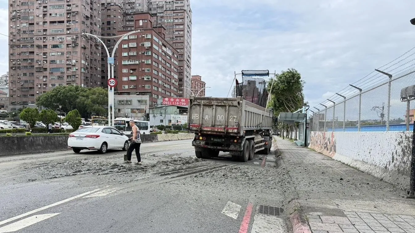 影/淡水砂石車急煞土方大量滲漏　釀車流回堵警開罰