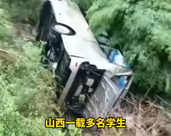 陸同日2起重大車禍!載學生公車翻覆4傷亡 皮卡墜河1死9失聯
