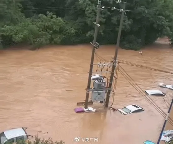影/陸南方遇暴雨襲擊 江西水淹1米高車輛滅頂、廣州童遭沖走