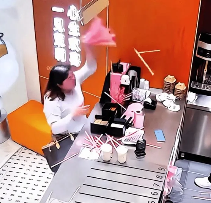 影/「惹到我算你倒楣」！陸女買奶茶因「少放2根吸管」暴走砸店