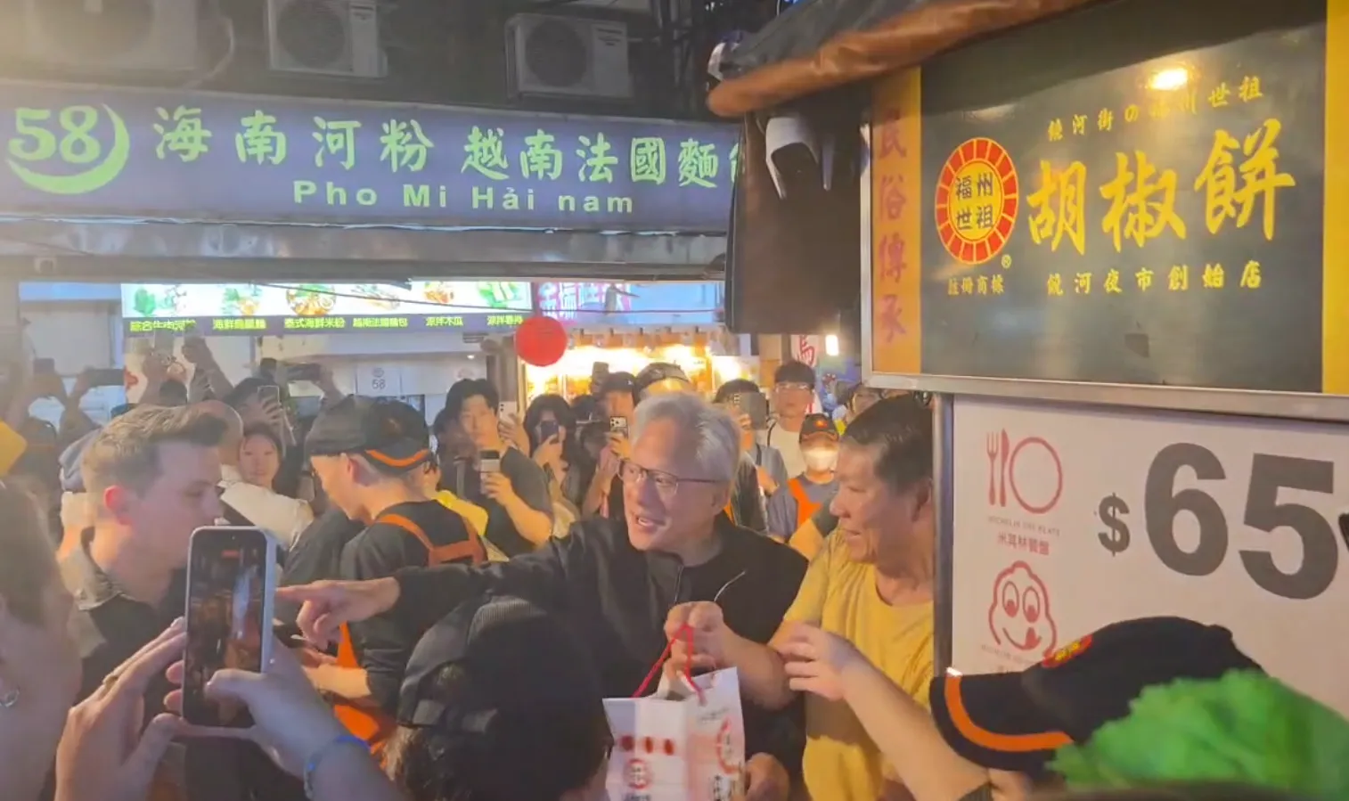 拜會張忠謀後直奔饒河夜市！黃仁勳用台語大讚：好呷