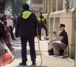 張男跟警方對峙畫面。（圖／中天新聞）
