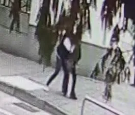 該名女子對學生作出鎖喉拖行的恐怖舉動。（圖／翻攝桃園市議員余信憲臉書）