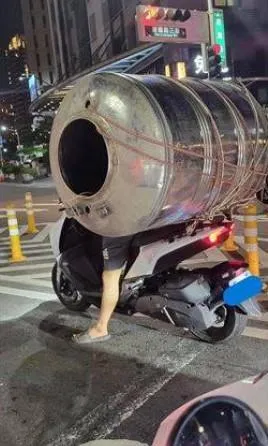 機車後座載「水塔本人」整桶打橫綁好綁滿，網笑：台灣機車版變形金剛。（圖／翻攝自爆廢公社臉書）