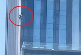 泰國工人清潔玻璃時遇強震死命抓住建築物。（圖／翻攝自微博）