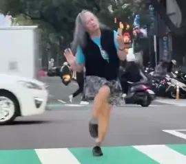 日前一名長髮阿伯在竹北過馬路時，身著飄逸短裙在斑馬線上起舞，引發網友熱議。（圖/翻攝自臉書粉專「警察之聲」）