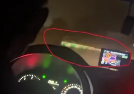 有網友爆料，自己和姊姊開車前往台南的途中，因風勢過大而緊急停靠路邊，沒想到玉井交流道的路牌突然整片掉落，差點擊中她所在的車輛。（圖/翻攝自臉書粉專爆料公社）