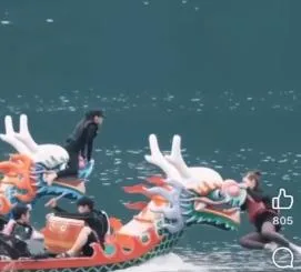 花蓮鯉魚潭龍舟賽今（30）日上午傳出意外，一名女性奪標手在比賽關鍵時刻不慎落水。（圖／翻攝自爆廢公社）