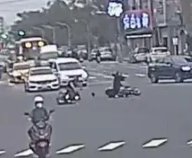 撞擊瞬間。（圖／警方提供）
