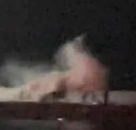桃園永安漁港北堤掀起突發長浪，瞬間將3名釣客捲入海中。（圖／翻攝ying.chan_0406的Threads ，經授權使用）