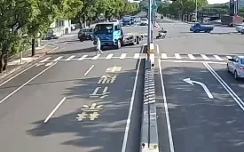 貨車撞倒行人後緊急煞停,但老翁重摔倒地時疑似頭部受創,當場失去意識。(圖/翻攝畫面)
